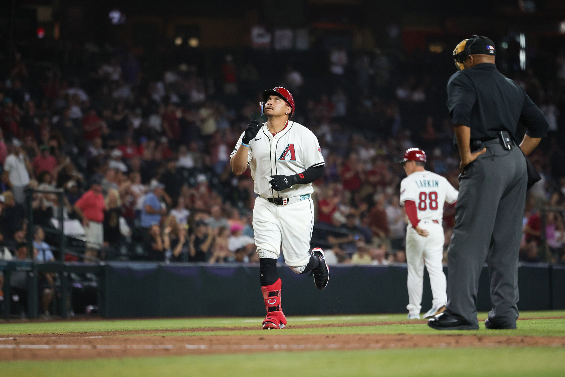 PHOENIX, AZ - 9 AVRIL : Josh Naylor, n° 22 des Diamondbacks de l'Arizona, célèbre son coup de circuit lors du match opposant les Orioles de Baltimore aux Diamondbacks de l'Arizona au Chase Field, le mercredi 9 avril 2025 à Phoenix, en Arizona. (Photo de Julia Jacome/MLB Photos via Getty Images)